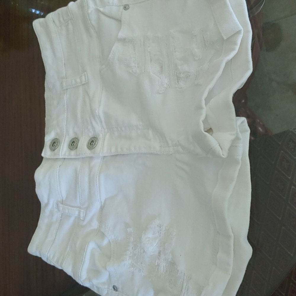 Tinsletown white short. Side leg ripped. High waisted